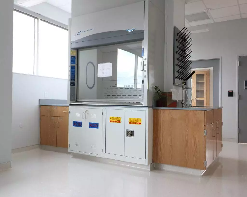 Fumehoods_004-scaled-e1676648045661.jpg