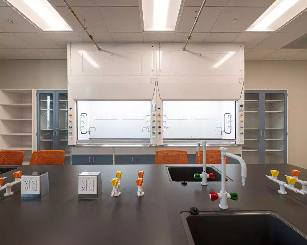 Fumehoods_009-scaled-e1676648194987.jpg